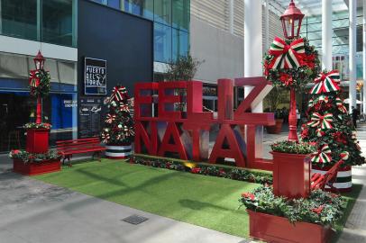 CAXIAS DO SUL, RS, BRASIL, 28/10/2022. Shopping Villagio Caxias inicia os preparativos para o Natal, com a instalação de decorações pelos corredores e a área central, com uma grande árvore natalina e casa do Papai Noel. (Bruno Todeschini/Agência RBS)<!-- NICAID(15248953) -->