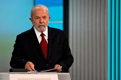 Brazilian former president (2003-2010) and presidential candidate for the Workers Party (PT) Luiz Inacio Lula da Silva (PT) arranges his papers before the start of the television debate at the Globo TV studio in Rio de Janeiro, Brazil, on October 28, 2022. - After a bitterly divisive campaign and inconclusive first-round vote, Brazil will elect its next president on October 30, in a cliffhanger runoff between far-right incumbent Jair Bolsonaro and veteran leftist Luiz Inacio Lula da Silva. (Photo by MAURO PIMENTEL / AFP)Editoria: POLLocal: Rio de JaneiroIndexador: MAURO PIMENTELSecao: electionFonte: AFPFotógrafo: STF<!-- NICAID(15249316) -->