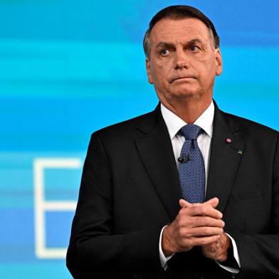 Brazilian President and reelection candidate for the Liberal Party (PL) Jair Bolsonaro gestures before the start of the television debate at the Globo TV studio in Rio de Janeiro, Brazil, on October 28, 2022. - After a bitterly divisive campaign and inconclusive first-round vote, Brazil will elect its next president on October 30, in a cliffhanger runoff between far-right incumbent Jair Bolsonaro and veteran leftist Luiz Inacio Lula da Silva. (Photo by MAURO PIMENTEL / AFP)Editoria: POLLocal: Rio de JaneiroIndexador: MAURO PIMENTELSecao: electionFonte: AFPFotógrafo: STF<!-- NICAID(15249318) -->