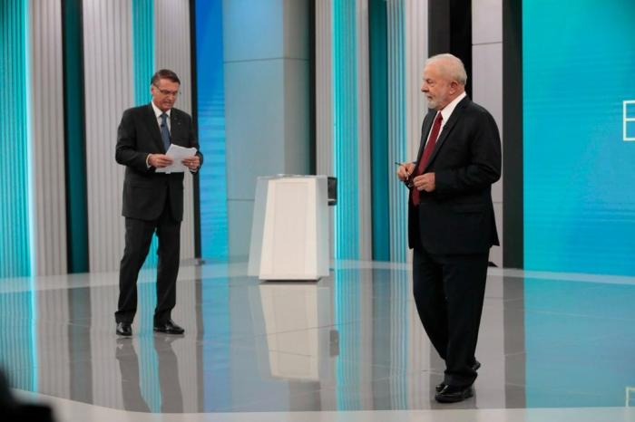 Bolsonaro e Lula durante o último debate da eleição presidencial, na noite desta sexta-feira