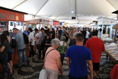 Porto Alegre, RS, Brasil, 29/10/2022 - Feira do livro na Praça da Alfândega, em Porto Alegre - Foto: Ronaldo Bernardi/Agência RBS<!-- NICAID(15249568) -->