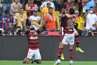 Flamengos Brazilian forward Gabriel Barbosa (L) celebrates next to midfielders Everton Ribeiro (top) and Joao Gomes after scoring a goal during the Copa Libertadores final football match between Brazilian teams Flamengo and Athletico Paranaense at the Isidro Romero Carbo Monumental Stadium in Guayaquil, Ecuador, on October 29, 2022. (Photo by Rodrigo Buendia / AFP)<!-- NICAID(15249693) -->