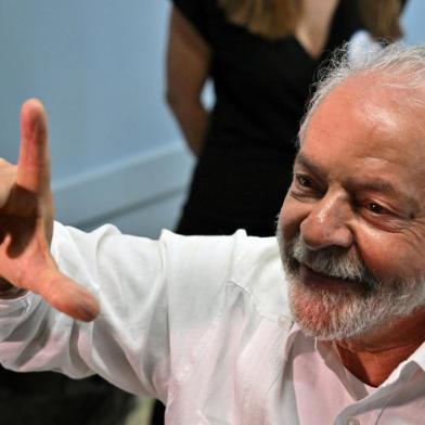 Brazilian former President (2003-2010) and candidate for the leftist Workers Party (PT) Luiz Inacio Lula da Silva flashes the L (for Lula) sign after casting his vote during the presidential run-off election, at a polling station in Sao Paulo, Brazil, on October 30, 2022. - After a bitterly divisive campaign and inconclusive first-round vote, Brazil elects its next president in a cliffhanger runoff between far-right incumbent Jair Bolsonaro and veteran leftist Luiz Inacio Lula da Silva. (Photo by NELSON ALMEIDA / AFP)Editoria: POLLocal: Sao PauloIndexador: NELSON ALMEIDASecao: electionFonte: AFPFotógrafo: STF<!-- NICAID(15249879) -->