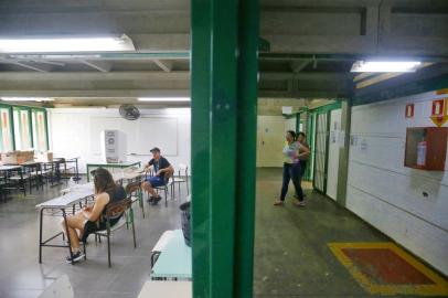 Porto Alegre, RS, Brasil, 30/10/2022 - Votação na maior sessão eleitoral de Porto Alegre, a Escola Baltazar de Oliveira Garcia - Foto: Lauro Alves/Agência RBS<!-- NICAID(15250133) -->