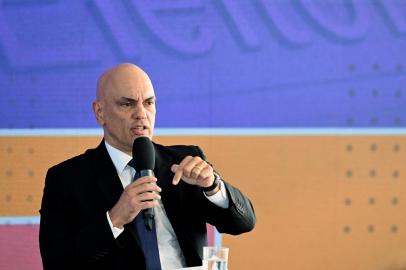 Brazilian minister of the Supreme Federal Court and judge at the Superior Electoral Court Alexandre de Moraes speaks during a press conference on the day of the presidential run-off election, in Brasilia, on October 30, 2022. - Brazil was on a knife-edge as voters chose between far-right incumbent Jair Bolsonaro and his leftist arch-rival, Luiz Inacio Lula da Silva, in a presidential election seen as too close to call. (Photo by EVARISTO SA / AFP)Editoria: POLLocal: BrasíliaIndexador: EVARISTO SASecao: electionFonte: AFPFotógrafo: STF<!-- NICAID(15250167) -->