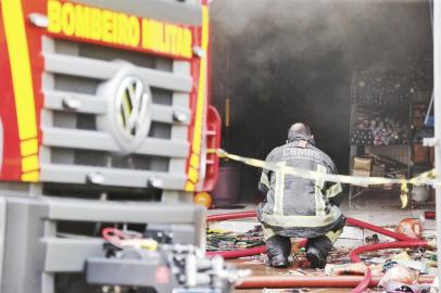 30/10/2022 - PORTO ALEGRE, RS - Incêndio loja de bazar na Cristóvão Colombo com Benjamin. FOTO: Lauro Alves / Agência RBS<!-- NICAID(15250271) -->