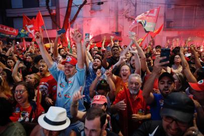 30/10/2022 - PORTO ALEGRE, RS - Movimentação durante a apuração das eleições na cidade baixa, onde apoiadores da campanha de Lula estão reunidos. FOTO: Anselmo Cunha / Agência RBS<!-- NICAID(15250403) -->