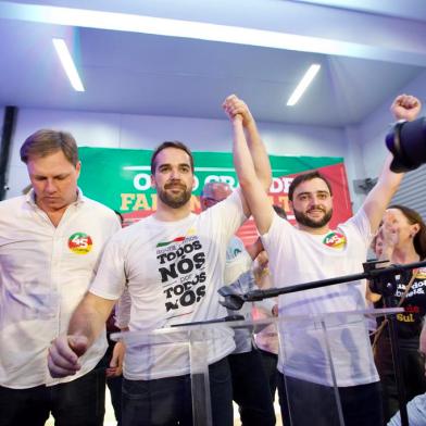 30/10/2022 - PORTO ALEGRE, RS - Eduardo Leite e Gabriel Souza aparecem ao público após a vitória no segundo turno das eleições. FOTO: Jefferson Botega / Agência RBSIndexador: Jeff Botega<!-- NICAID(15250451) -->