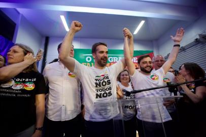 30/10/2022 - PORTO ALEGRE, RS - Eduardo Leite e Gabriel Souza aparecem ao público após a vitória no segundo turno das eleições. FOTO: Jefferson Botega / Agência RBSIndexador: Jeff Botega<!-- NICAID(15250459) -->