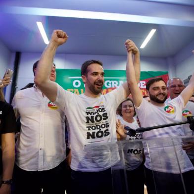 30/10/2022 - PORTO ALEGRE, RS - Eduardo Leite e Gabriel Souza aparecem ao público após a vitória no segundo turno das eleições. FOTO: Jefferson Botega / Agência RBSIndexador: Jeff Botega<!-- NICAID(15250459) -->