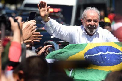 Brazilian former President (2003-2010) and candidate for the leftist Workers Party (PT) Luiz Inacio Lula da Silva waves at supporters while leaving the polling station, during the presidential run-off election, in Sao Paulo, Brazil, on October 30, 2022. - After a bitterly divisive campaign and inconclusive first-round vote, Brazil elects its next president in a cliffhanger runoff between far-right incumbent Jair Bolsonaro and veteran leftist Luiz Inacio Lula da Silva. (Photo by CARL DE SOUZA / AFP)<!-- NICAID(15250259) -->