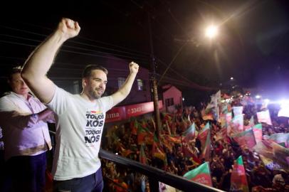 30/10/2022 - PORTO ALEGRE, RS - Eduardo Leite comemora sua reeleição com apoiadores. FOTO: Jefferson Botega / Agência RBSIndexador: Jeff Botega<!-- NICAID(15250579) -->