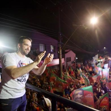 30/10/2022 - PORTO ALEGRE, RS - Eduardo Leite comemora sua reeleição com apoiadores. FOTO: Jefferson Botega / Agência RBSIndexador: Jeff Botega<!-- NICAID(15250582) -->