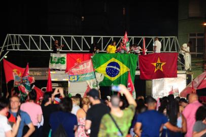 CAXIAS DO SUL, RS, BRASIL, 30/10/2022. Eleições 2022 - Festa dos apoiadores do PT após a vitória de Luiz Inácio Lula da Silva para presidente da República. Manifestantes se reuniram em frente da catedral diocesana, na rua Sinimbu, ao lado da praça Dante Alighieri. (Porthus Junior/Agência RBS)<!-- NICAID(15250511) -->