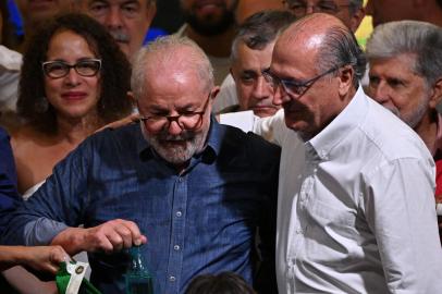 Elected president and vice president for the leftist Workers Party (PT) Luiz Inacio Lula da Silva (K) and Geraldo Alckmin celebrate after winning the presidential run-off election, in Sao Paulo, Brazil, on October 30, 2022. - Brazils veteran leftist Luiz Inacio Lula da Silva was elected president Sunday by a hairs breadth, beating his far-right rival in a down-to-the-wire poll that split the country in two, election officials said. (Photo by NELSON ALMEIDA / AFP)Editoria: POLLocal: Sao PauloIndexador: NELSON ALMEIDASecao: electionFonte: AFPFotógrafo: STF<!-- NICAID(15250721) -->