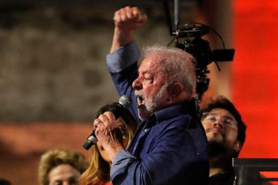 Brazilian president-elect for the leftist Workers Party (PT) Luiz Inacio Lula da Silva  delivers a speech to supporters at the Paulista avenue after winning the presidential run-off election, in Sao Paulo, Brazil, on October 30, 2022. - Brazils veteran leftist Luiz Inacio Lula da Silva was elected president Sunday by a hairs breadth, beating his far-right rival in a down-to-the-wire poll that split the country in two, election officials said. (Photo by CAIO GUATELLI / AFP)Editoria: POLLocal: Sao PauloIndexador: CAIO GUATELLISecao: electionFonte: AFPFotógrafo: STR<!-- NICAID(15250843) -->