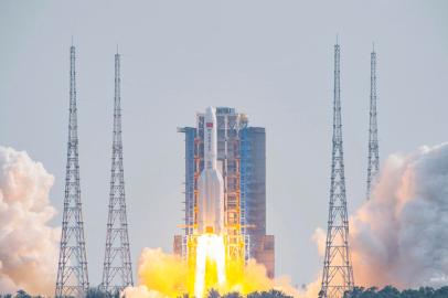 A Long March 5B rocket, carrying Chinas Mengtian science module, the final module of Tiangong space station, lifts off from the Wenchang Space Launch Centre in southern Chinas Hainan Province on October 31, 2022. (Photo by CNS / AFP) / China OUTEditoria: SCILocal: WenchangIndexador: -Secao: space programmeFonte: CNSFotógrafo: STR<!-- NICAID(15250992) -->