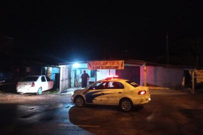 GRAVATAÍ: ma mulher foi morta a tiros em Gravataí, na Região Metropolitana, na noite de 30/10/22. O homicídio aconteceu em um bar na Avenida Sertório, no bairro Padre Réus<!-- NICAID(15251027) -->