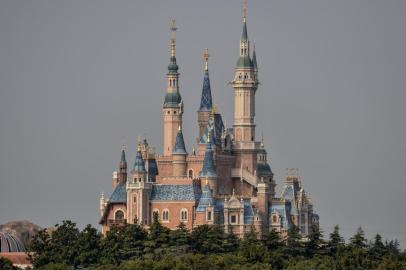 A general view shows the Disney Castle at Disneyland in Shanghai on March 10, 2020. - Shanghai Disney reopened its shopping and entertainment Disneytown zone in the first step of a phased reopening, although the Disneyland amusement park remains closed. (Photo by Hector RETAMAL / AFP)Editoria: HTHLocal: ShanghaiIndexador: HECTOR RETAMALSecao: diseaseFonte: AFPFotógrafo: STF<!-- NICAID(15251153) -->