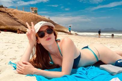 Sophia Abrahão posta fotos de biquíni na praia do Arpoador e agita redes sociais<!-- NICAID(15251352) -->