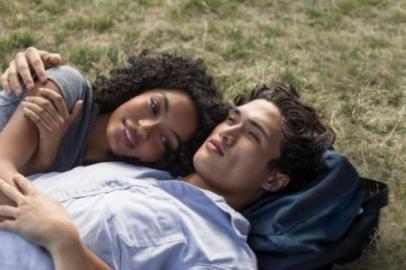 John Leguizamo e Yara Shahidi em O Sol Também É Uma Estrela<!-- NICAID(15251417) -->