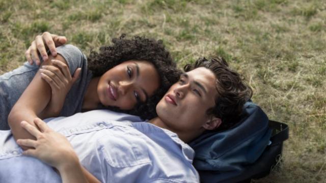 John Leguizamo e Yara Shahidi em O Sol Também É Uma Estrela<!-- NICAID(15251417) -->