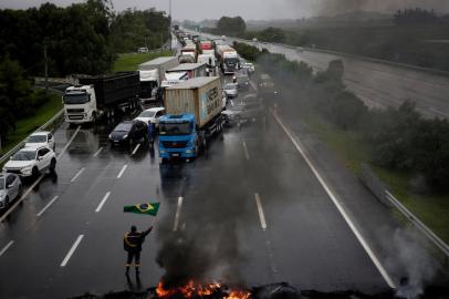 31/10/2022 - SANTO ANTÔNIO DA PATRULHA, RS - Inconformados com o resultado das urnas, apoiadores de Jair Bolsonaro bloqueiam estradas em vários pontos do país. Na imagem, manifestantes fazem o bloqueio na Freeway, em Santo Antônio da Patrulha, no Litoral Norte. FOTO: Mateus Bruxel / Agência RBSIndexador: Mateus Bruxel<!-- NICAID(15251438) -->