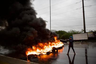 31/10/2022 - PORTO ALEGRE, RS - Apoiadores de Jair Bolsonaro, inconformados com o resultado das eleições, realizam diversas manifestações em varios pontos do país, bloqueando estradas e rodovias. Na imagem, a Av. Assis Brasil, na Capital, que também é alvo de protestos. FOTO: Jefferson Botega / Agência RBSIndexador: Jeff Botega<!-- NICAID(15251596) -->