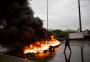 Manifestantes colocam fogo em pneus e bloqueiam pistas da Avenida Assis Brasil, em Porto Alegre