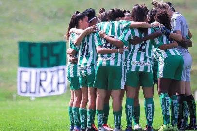 O Juventude saiu em desvantagem na semifinal do Gauchão Feminino. Na tarde deste domingo (23), as Esmeraldas receberam o Inter no Campo da Fras-le, em Caxias do Sul, e foram derrotadas por 2 a 0. Fabi Simões e Isabela marcaram os gols colorados. Com isso, o alviverde terá de reverter o placar no próximo sábado (29) para ir à final. <!-- NICAID(15243715) -->