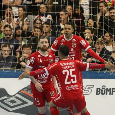 Jogo entre Atlântico x Cascavel, no Paraná, pela semifinal da Liga Nacional de Futsal. Jorginho comemora gol<!-- NICAID(15251755) -->