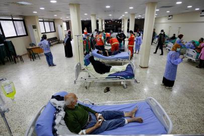 Medical staffers attend to patients being treated in an outbreak of Vibrio cholera at a ward in a mosque hall converted into a field hospital in the town of Bebnine in the Akkar district in north Lebanon on October 26, 2022. (Photo by Ibrahim Chalhoub / AFP)Editoria: HTHLocal: BebnineIndexador: IBRAHIM CHALHOUBSecao: diseaseFonte: AFPFotógrafo: STR<!-- NICAID(15251957) -->