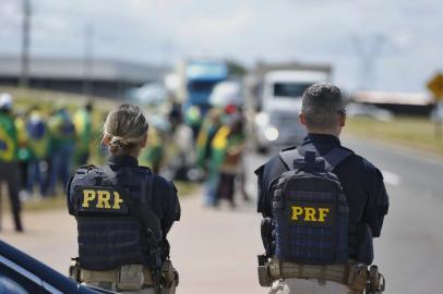 Nova Santa Rita, RS, Brasil, 01/11/2022- Manifestantes se posicionam nas margens da BR-386, em Nova Santa Rita - Foto: Lauro Alves/Agência RBS<!-- NICAID(15252213) -->