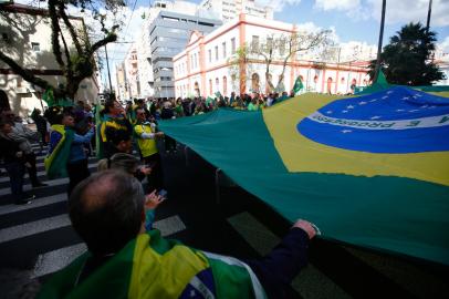 Porto Alegre, RS, Brasil - Manifestantes bolsonaristas contra o resultado das eleições fazem vigília em frente a quartel do exército brasileiro na rua 7 de Setembro. Foto: Jonathan Heckler / Agência RBS<!-- NICAID(15252506) -->