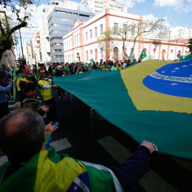 Porto Alegre, RS, Brasil - Manifestantes bolsonaristas contra o resultado das eleições fazem vigília em frente a quartel do exército brasileiro na rua 7 de Setembro. Foto: Jonathan Heckler / Agência RBS<!-- NICAID(15252506) -->