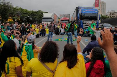 Supporters of President Jair Bolsonaro demonstrate during a blockade on Castelo Branco highway, on the outskirts of Sao Paulo, Brazil, on November 1, 2022. - Supporters of Brazilian President Jair Bolsonaro blocked major highways for a second day as tensions mounted over his silence after narrowly losing re-election to bitter rival Luiz Inacio Lula da Silva. Federal Highway Police (PRF) on Tuesday reported more than 250 total or partial road blockages in at least 23 states by Bolsonaro supporters, while local media said protests outside the countrys main international airport in Sao Paulo delayed passengers and led to several flights being cancelled. (Photo by CAIO GUATELLI / AFP)Editoria: POLLocal: Sao PauloIndexador: CAIO GUATELLISecao: citizens initiative and recallFonte: AFPFotógrafo: STR<!-- NICAID(15252598) -->