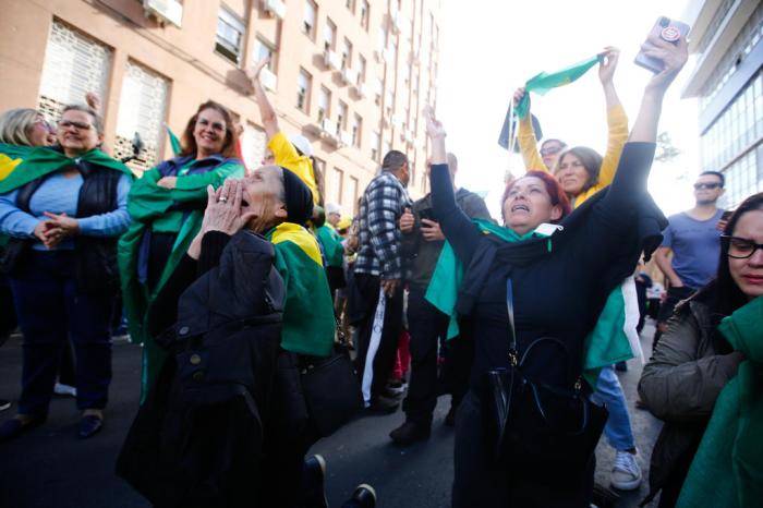 Alguns manifestantes ergueram as mãos ao céu para celebrar