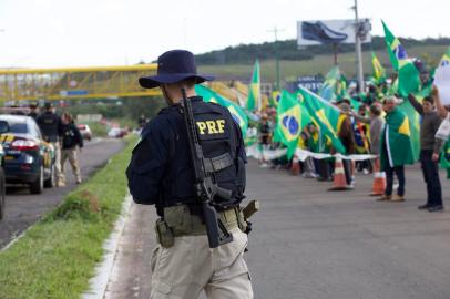 Novo Hamburgo, RS, Brasil, 01/11/2022 - Manifestantes pró-Bolsonaro ocupam a BR 116, KM 240, junto ao Posto Terra Nova, em Novo Hamburgo - Foto: Jefferson Botega/Agência RBSIndexador: Jefferson Botega<!-- NICAID(15252882) -->