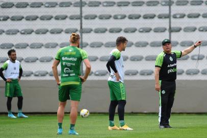 CAXIAS DO SUL, RS, BRASIL, 29/10/2022. Primeiro treino do Juventude sob o comando do técnico Celso Roth, no estádio Alfredo Jaconi. (Bruno Todeschini/Agência RBS)<!-- NICAID(15249547) -->