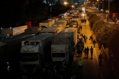 A long line of trucks is seen during a blockade held by supporters of President Jair Bolsonaro on Castelo Branco highway, on the outskirts of Sao Paulo, Brazil, on November 1, 2022. - Supporters of Brazilian President Jair Bolsonaro blocked major highways for a second day as tensions mounted over his silence after narrowly losing re-election to bitter rival Luiz Inacio Lula da Silva. Federal Highway Police (PRF) on Tuesday reported more than 250 total or partial road blockages in at least 23 states by Bolsonaro supporters, while local media said protests outside the countrys main international airport in Sao Paulo delayed passengers and led to several flights being cancelled. (Photo by CAIO GUATELLI / AFP)Editoria: POLLocal: Sao PauloIndexador: CAIO GUATELLISecao: citizens initiative and recallFonte: AFPFotógrafo: STR<!-- NICAID(15253096) -->