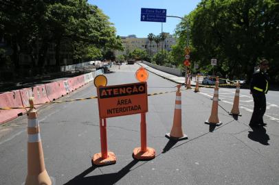 PORTO ALEGRE, RS, BRASIL, 02/11/2022- Bloqueio do viaduto Loureiro da Silva, em frente à Santa Casa. O local passará por reforma e ficará interditado até sexta-feira(4). Foto: Ronaldo Bernardi / Agencia RBS<!-- NICAID(15253287) -->