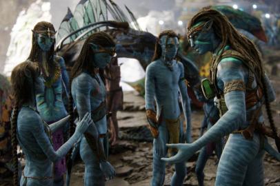 AVATAR: THE WAY OF WATER(L-R): Kiri, Neytiri, Neteyam, Loak, Tuk, and Jake Sully in 20th Century Studios AVATAR: THE WAY OF WATER. Photo courtesy of 20th Century Studios. Â© 2022 20th Century Studios. All Rights Reserved.Fotógrafo: Courtesy of 20th Century Studios<!-- NICAID(15253276) -->