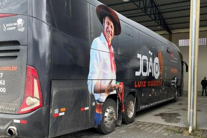 Ônibus com equipe do músico tradicionalista João Luiz Correa está preso desde segunda-feira (31) em Mafra (SC), à margem da BR-116, por causa dos protestos de bolsonaristas que interompem trânsito.<!-- NICAID(15253522) -->