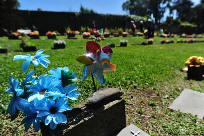 CAXIAS DO SUL, RS, BRASIL, 02/11/2022. Movimento de finados nos cemitérios de Caxias do Sul. Na foto, movimento de visitantes no Cemitério Parque. (Bruno Todeschini/Agência RBS)<!-- NICAID(15253514) -->