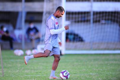 CAXIAS DO SUL, RS, BRASIL, 27/05/2021. Treino do Caxias no gramado suplementar. SER Caxias se preapara para disputar a série D do Campeonato Brasileiro 2021. Na foto, atacante Jean Dias. (Porthus Junior/Agência RBS)<!-- NICAID(14794524) -->