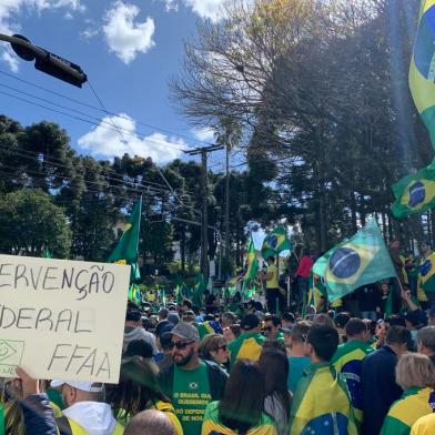 CAXIAS DO SUL, RS, BRASIL, 02/11/2022. Manifestações a favor de Jair Bolsonaro em frente ao quartel em Caxias Do Sul. (Neimar De Cesero/Agência RBS)<!-- NICAID(15254008) -->