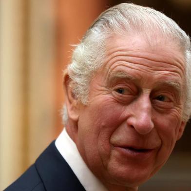 Britains King Charles III reacts as he meets members of the Westend Gospel Choir after a ceremony commemorating the 50th anniversary of the Resettlement of British Asians from Uganda, at Buckingham Palace in London on November 2, 2022. (Photo by ISABEL INFANTES / various sources / AFP)Editoria: HUMLocal: LondonIndexador: ISABEL INFANTESSecao: imperial and royal mattersFonte: AFPFotógrafo: STR<!-- NICAID(15254441) -->