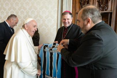 Papa Francisco rebendo camisa do Grêmio. Foto: Servizio Fotografico - L¿Osservatore Romano/ Divulgação<!-- NICAID(15254467) -->