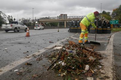 A man cleans the Castelo Branco highway after a blockade held by supporters of President Jair Bolsonaro, on the outskirts of Sao Paulo, Brazil, on November 2, 2022. - Bolsonarist supporters demonstrated again this Wednesday in Brazil, although the number of roadblocks decreased, after the announcement that Jair Bolsonaro authorized the transition to a new government of Luiz Inácio Lula da Silva. (Photo by Miguel Schincariol / AFP)Editoria: POLLocal: Sao PauloIndexador: MIGUEL SCHINCARIOLSecao: electionFonte: AFPFotógrafo: STR<!-- NICAID(15254538) -->