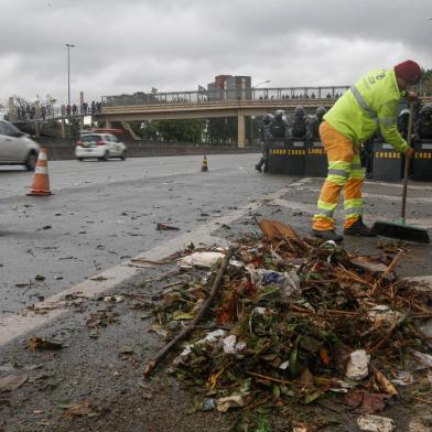 A man cleans the Castelo Branco highway after a blockade held by supporters of President Jair Bolsonaro, on the outskirts of Sao Paulo, Brazil, on November 2, 2022. - Bolsonarist supporters demonstrated again this Wednesday in Brazil, although the number of roadblocks decreased, after the announcement that Jair Bolsonaro authorized the transition to a new government of Luiz Inácio Lula da Silva. (Photo by Miguel Schincariol / AFP)Editoria: POLLocal: Sao PauloIndexador: MIGUEL SCHINCARIOLSecao: electionFonte: AFPFotógrafo: STR<!-- NICAID(15254538) -->